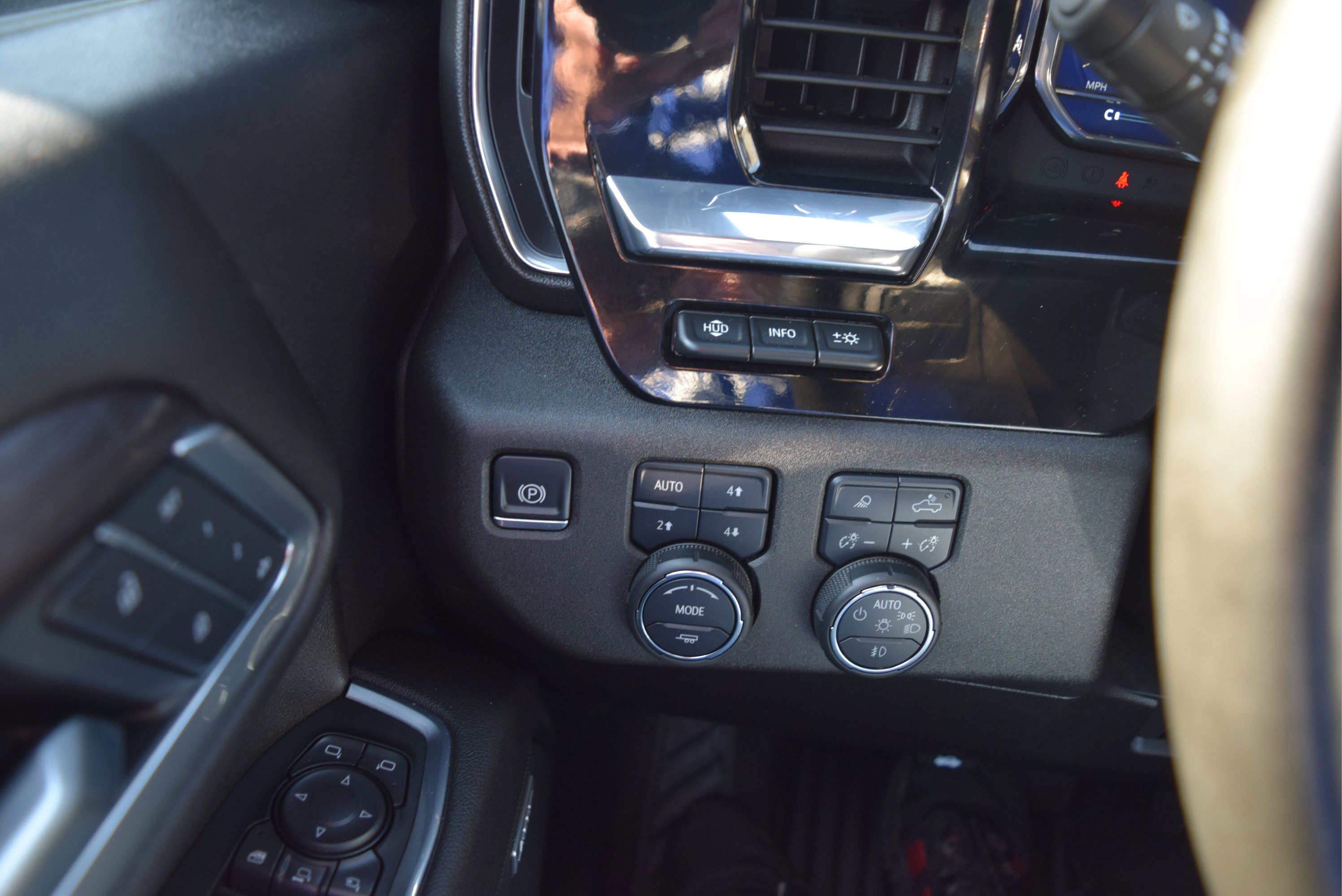 Used 2025 Chevrolet Silverado 2500 LTZ w/ LTZ Plus Package AWD/4WD image 12
