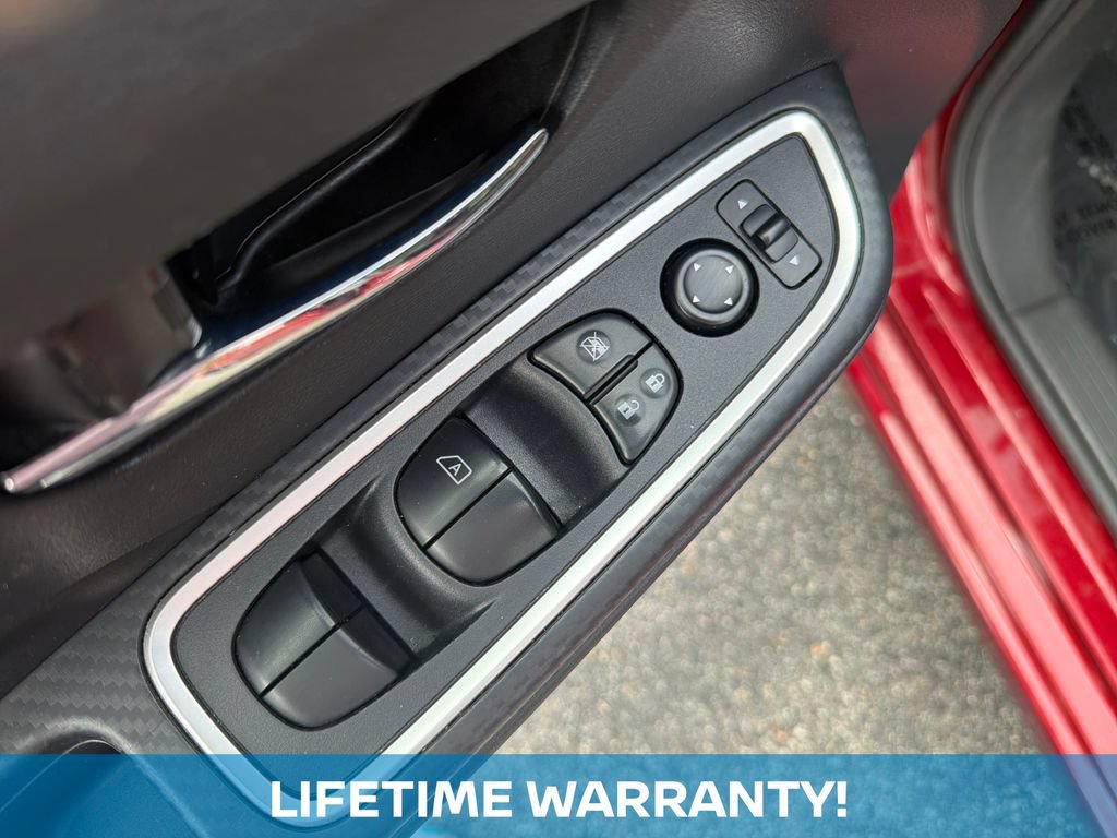 Used 2025 Nissan Versa SR FWD image 15