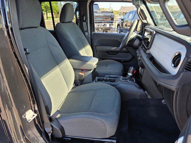 Used 2025 Jeep Wrangler Sahara AWD/4WD image 17