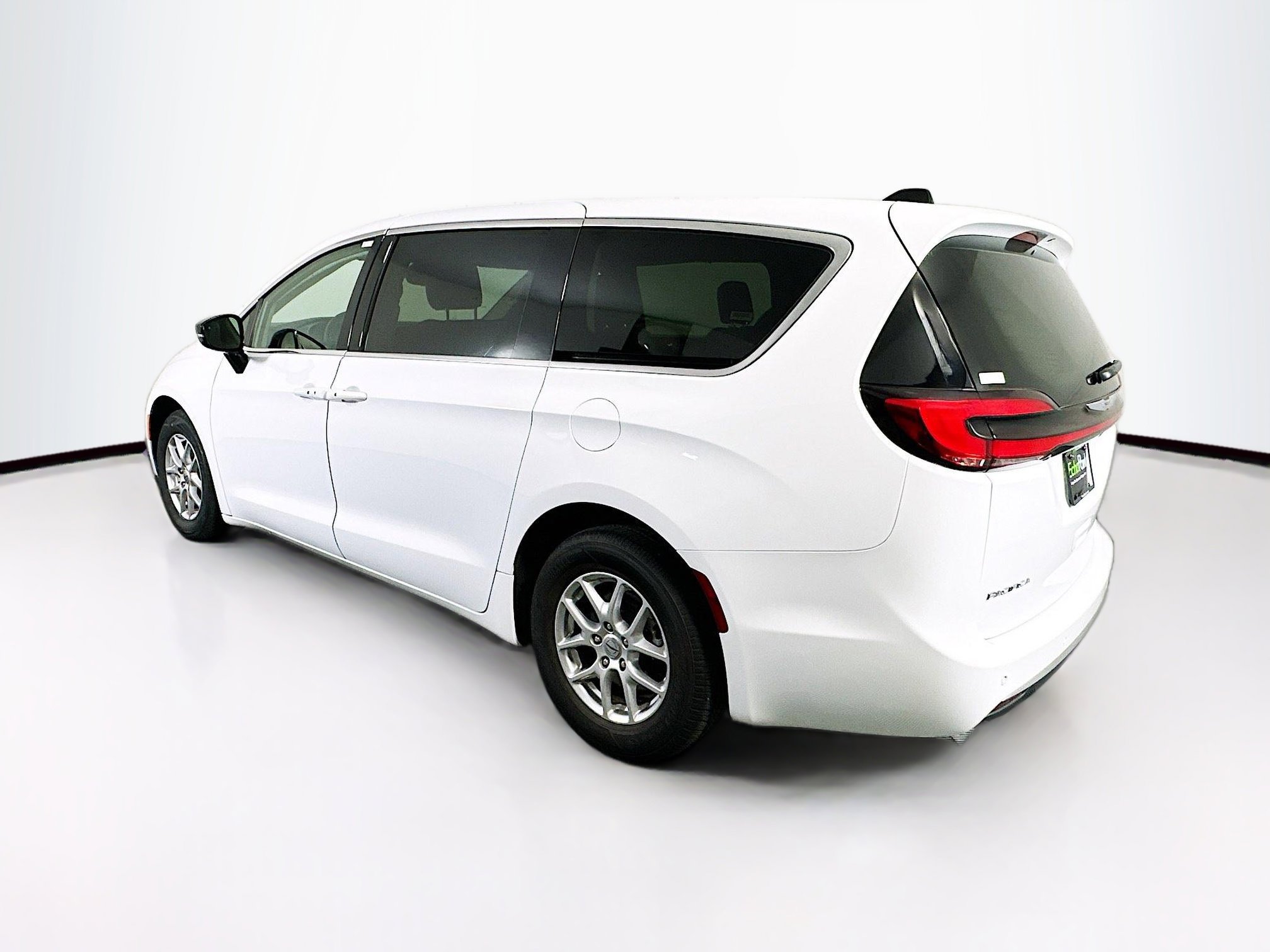 Used 2024 Chrysler Pacifica Touring-L image 5