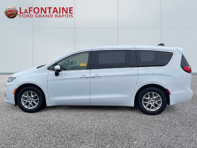 Used 2023 Chrysler Pacifica Touring-L FWD image 4