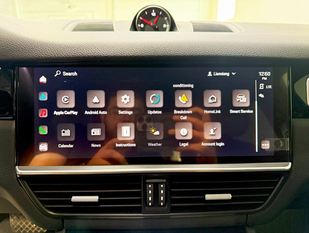 Used 2022 Porsche Cayenne Platinum Edition image 20