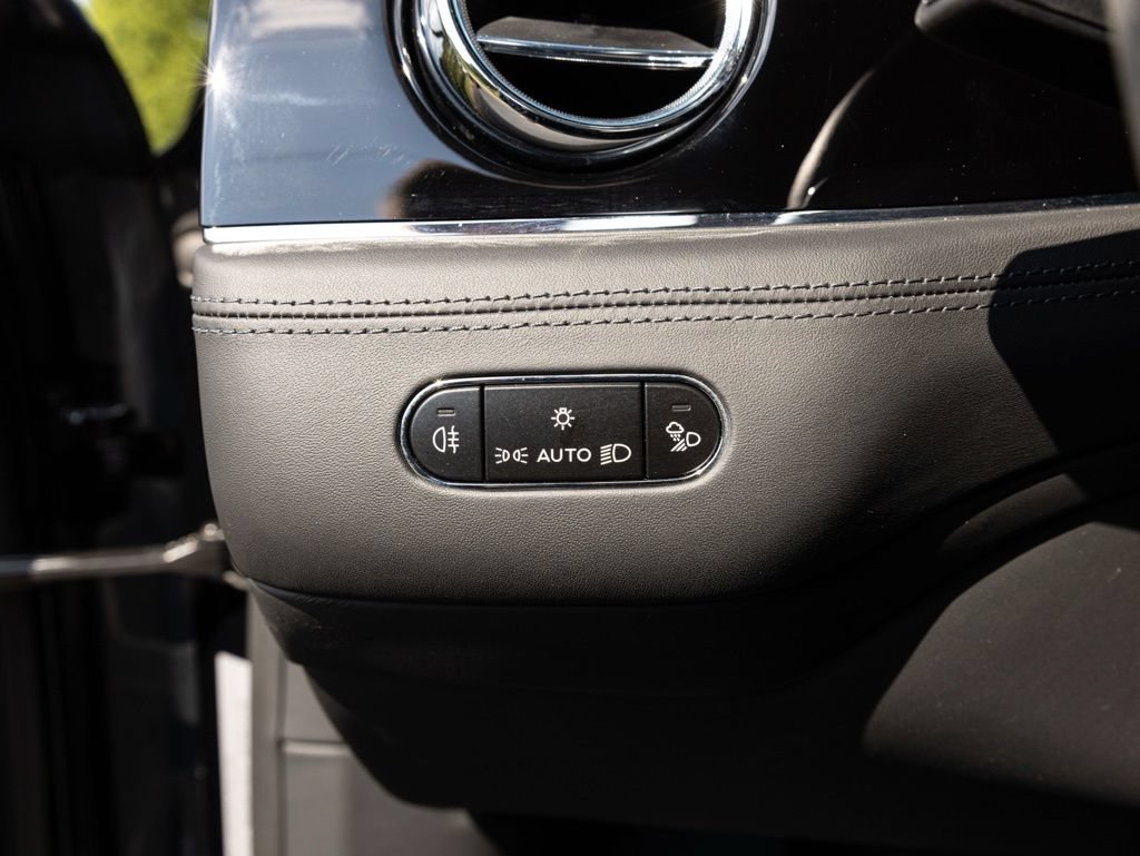 Used 2025 Bentley Bentayga AWD/4WD image 33