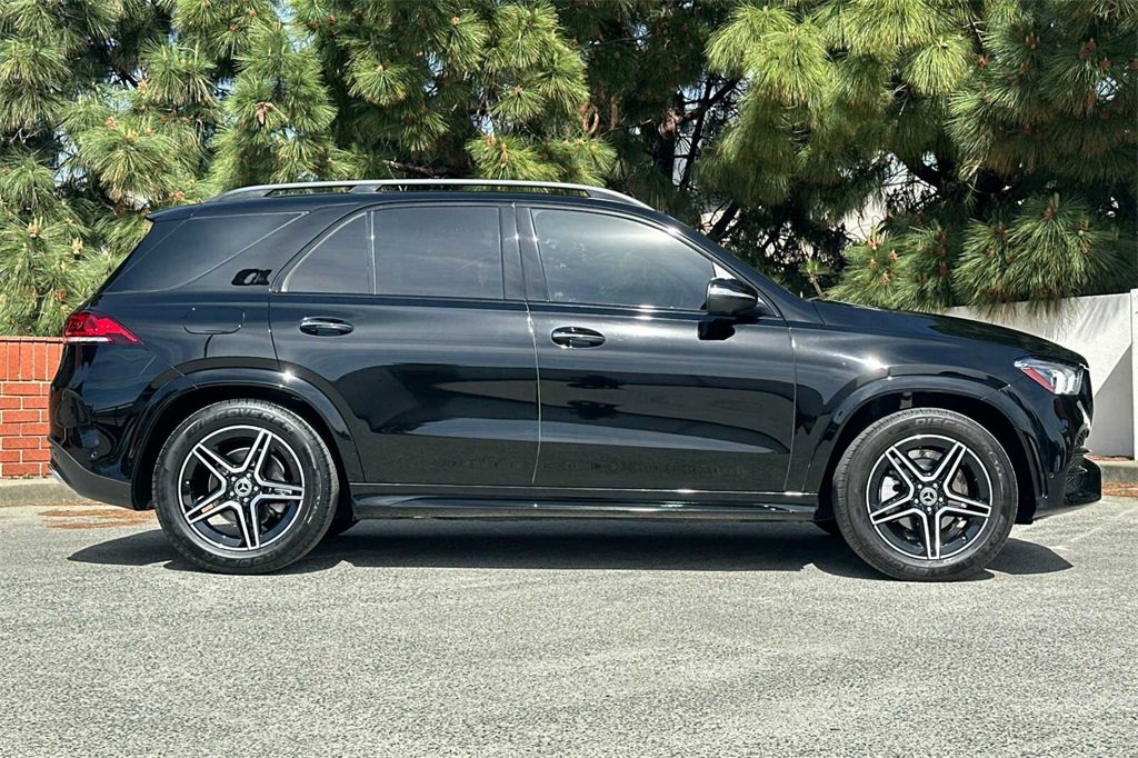 Used 2022 Mercedes-Benz GLE 350 4MATIC w/ AMG Line Exterior image 3