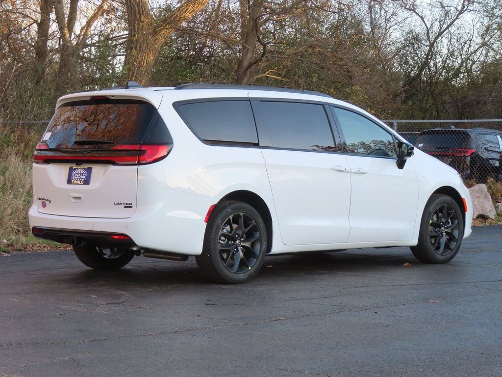 New 2026 Chrysler Pacifica Limited w/ S Appearance Package image 3