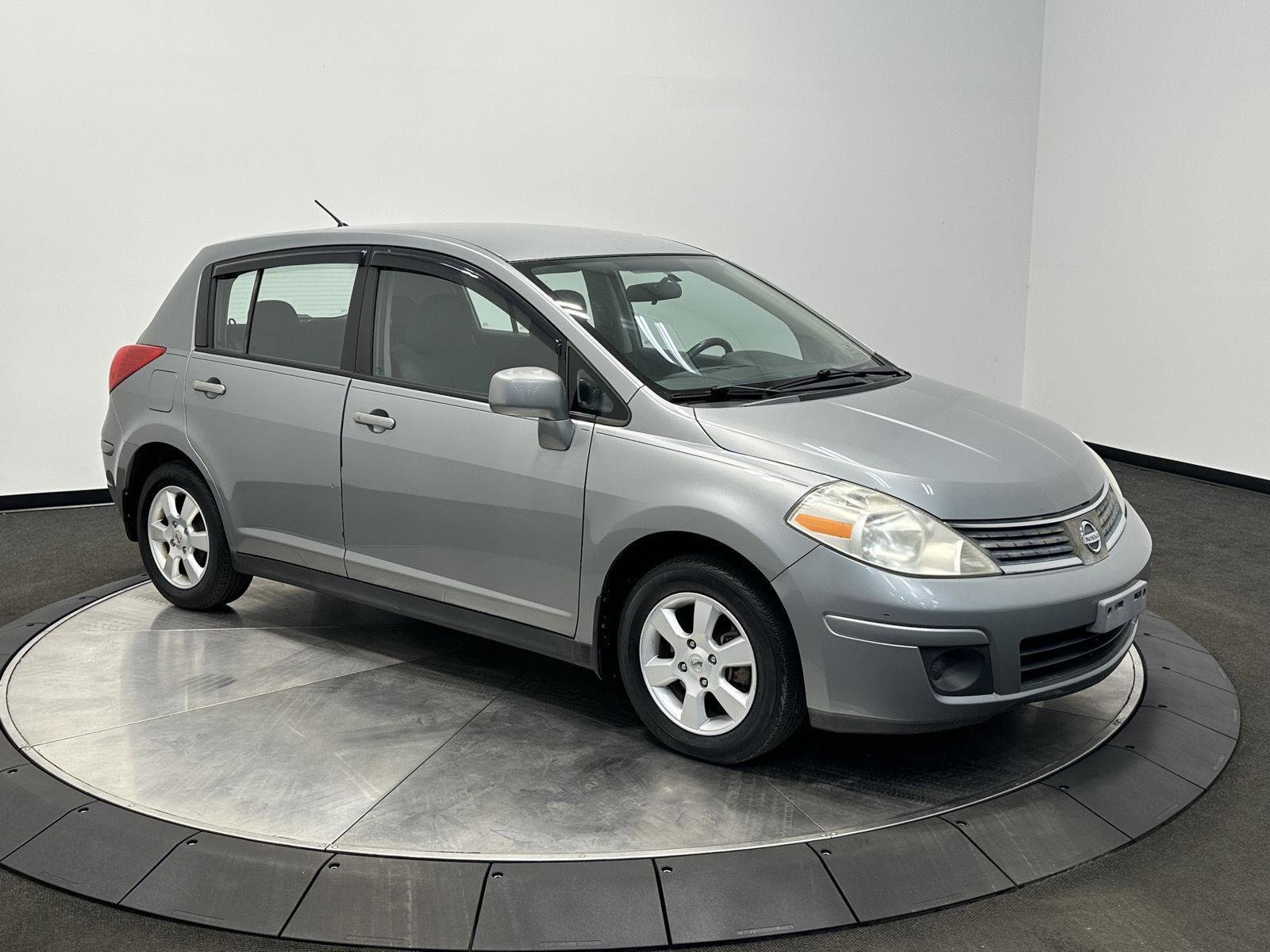 Used 2009 Nissan Versa Hatchback w/ Convenience Pkg FWD image 2