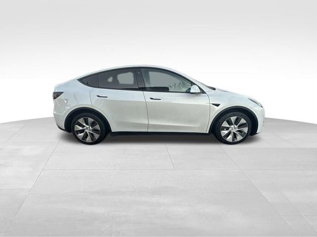 Used 2022 Tesla Model Y Long Range image 19