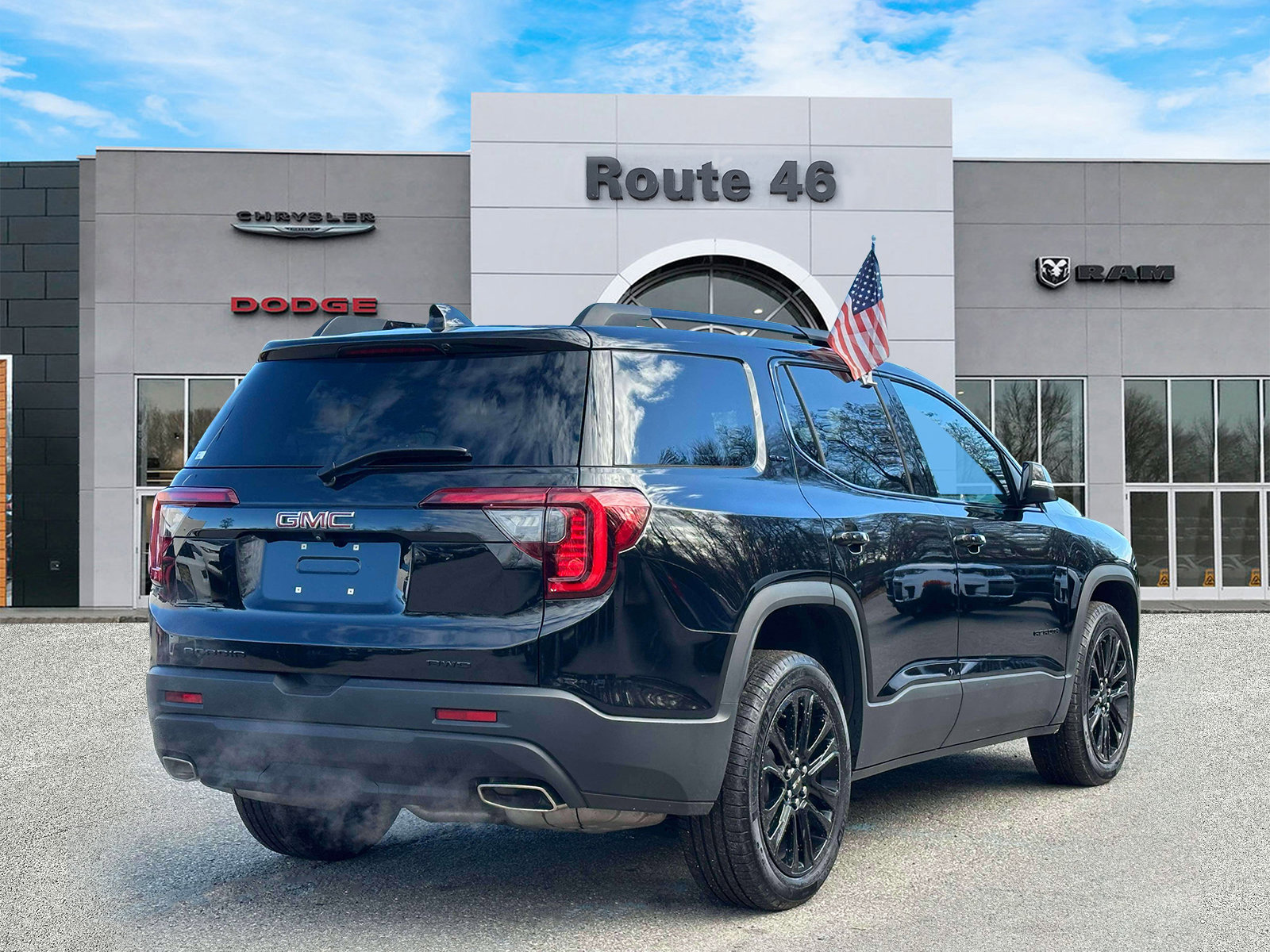 Used 2023 GMC Acadia SLT w/ Elevation Edition image 5