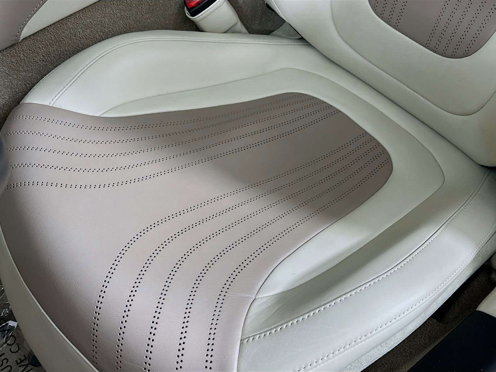 Used 2017 Aston Martin DB11 V12 RWD image 25