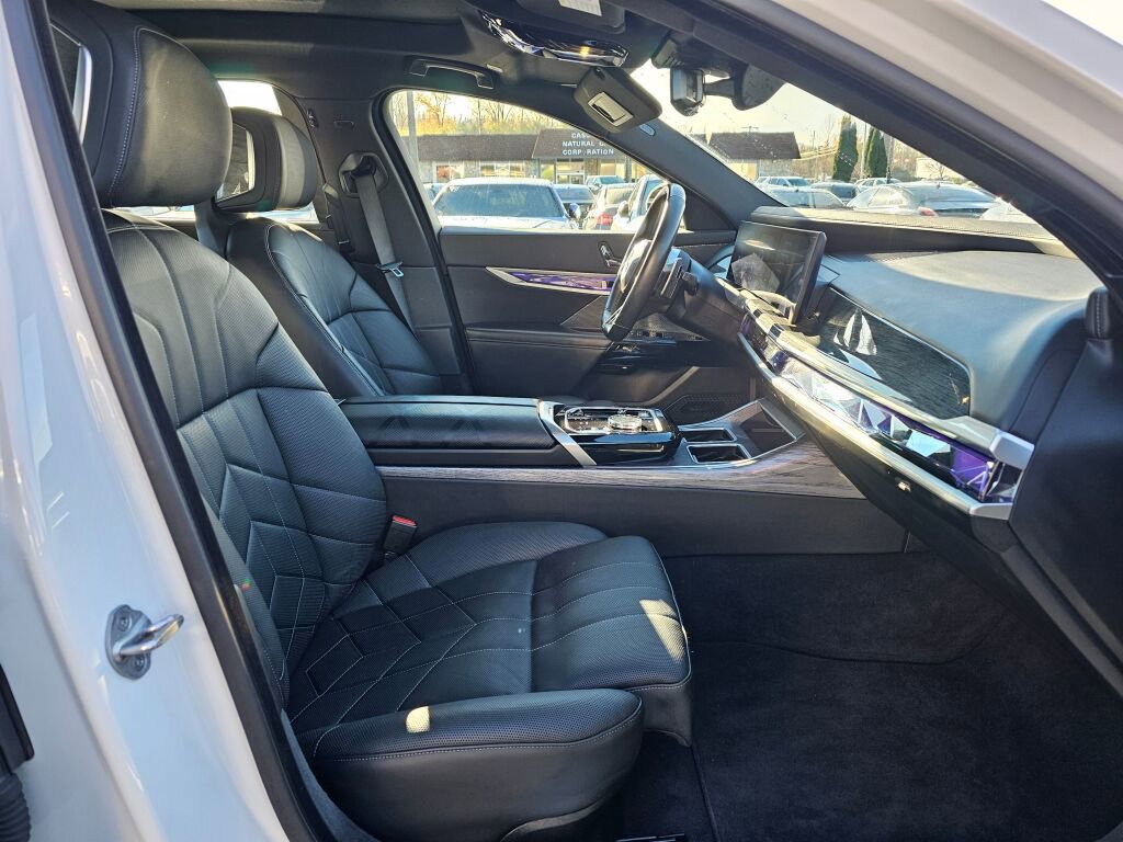 Used 2024 BMW 740i xDrive image 12