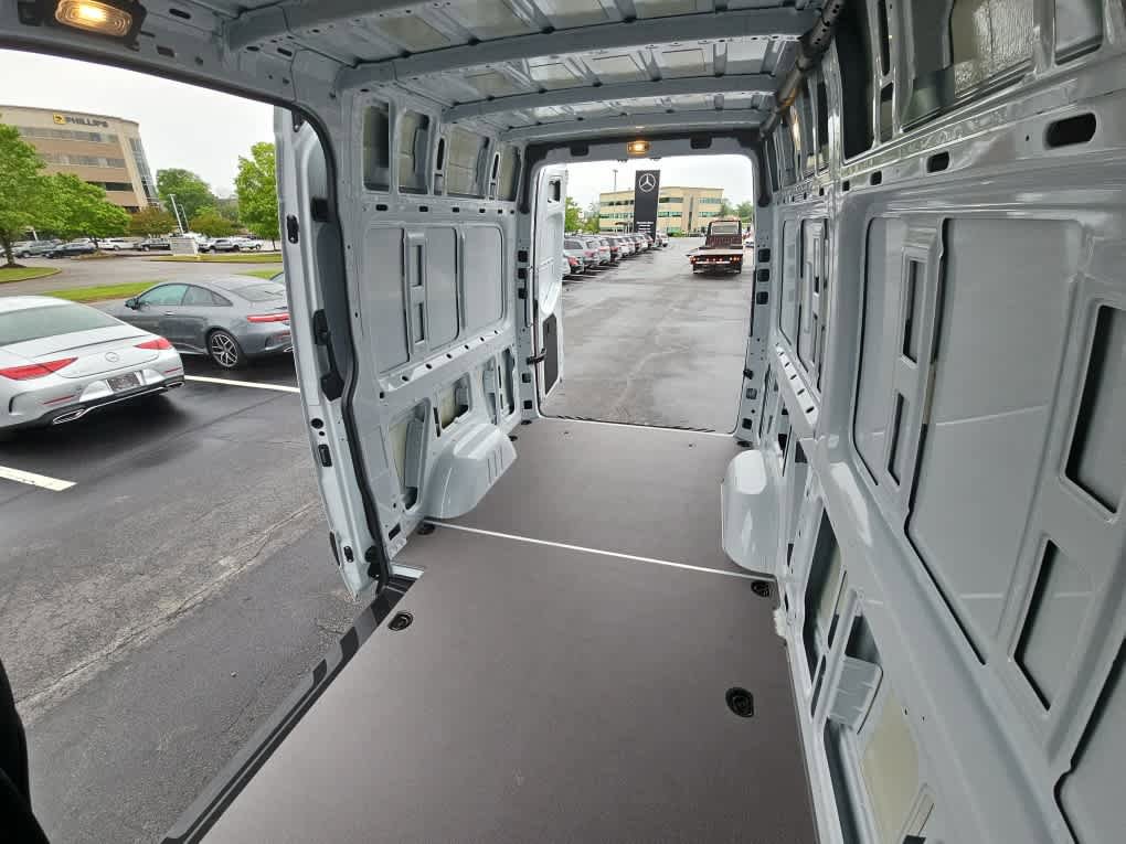 Used 2025 Mercedes-Benz Sprinter 2500 image 9