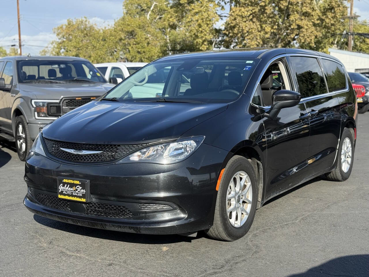 Used 2022 Chrysler Voyager LX image 4