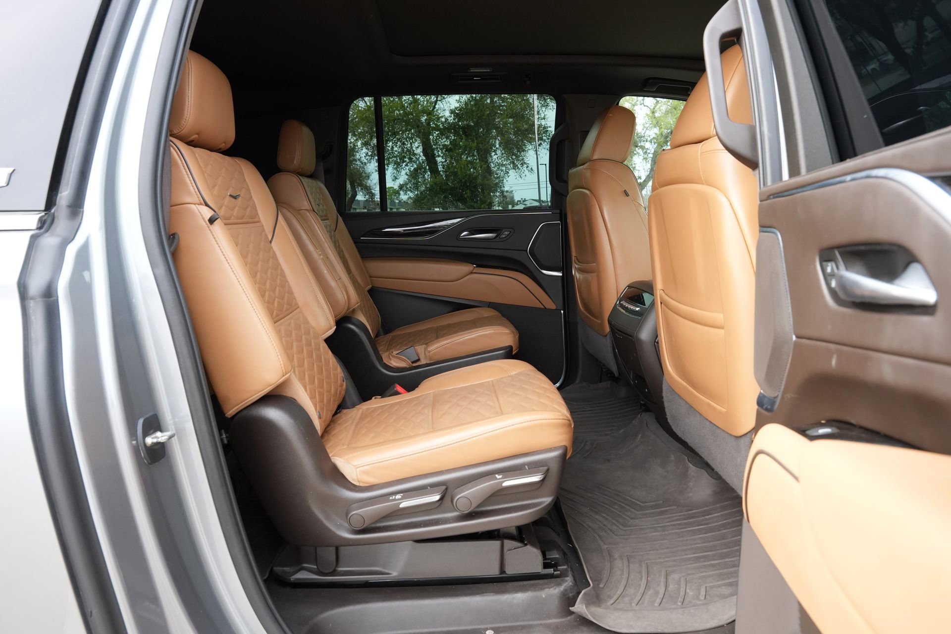 Used 2023 Cadillac Escalade ESV Premium Luxury image 25