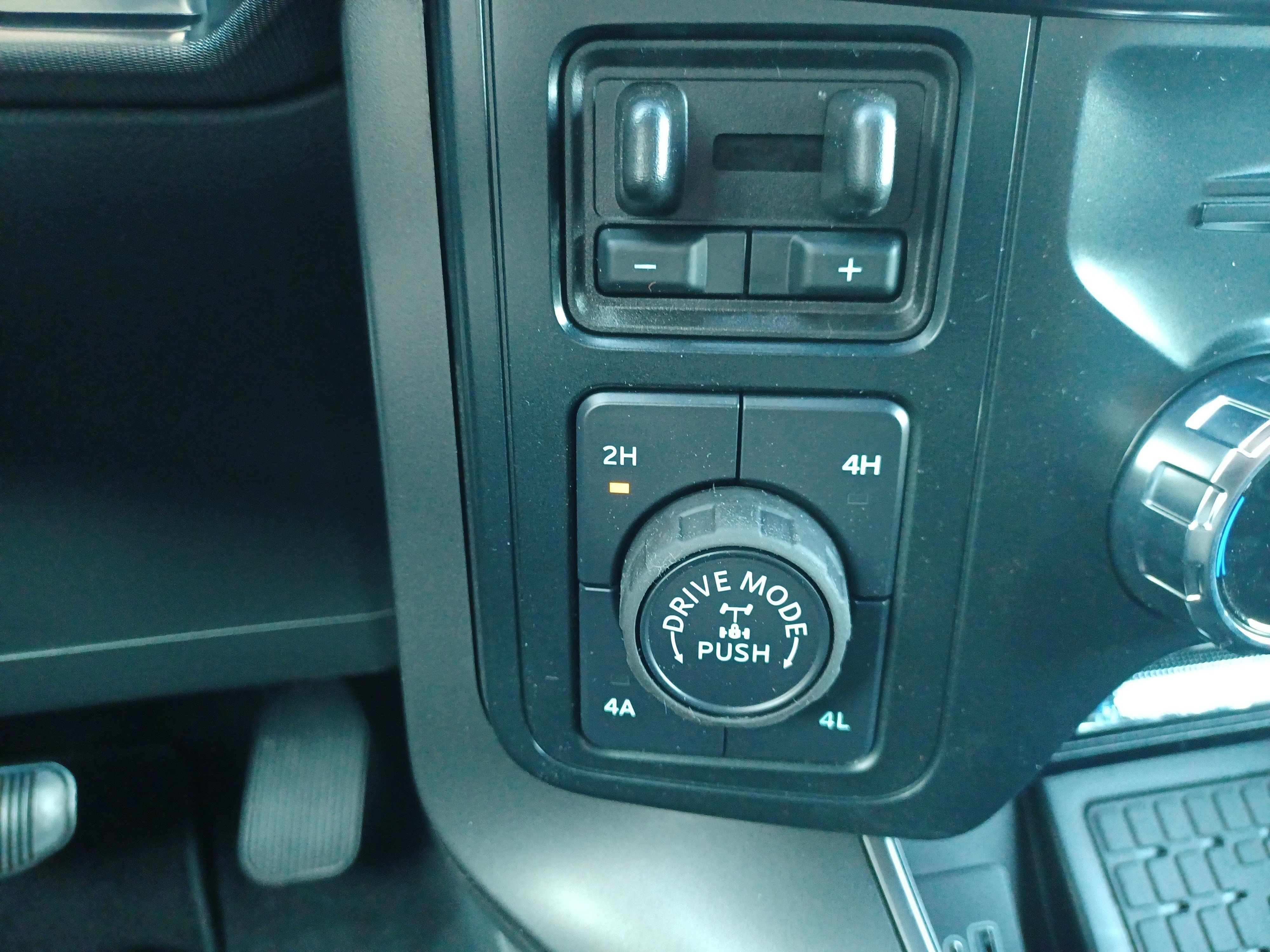 New 2025 Ford F150 Lariat w/ Equipment Group 502A High image 36