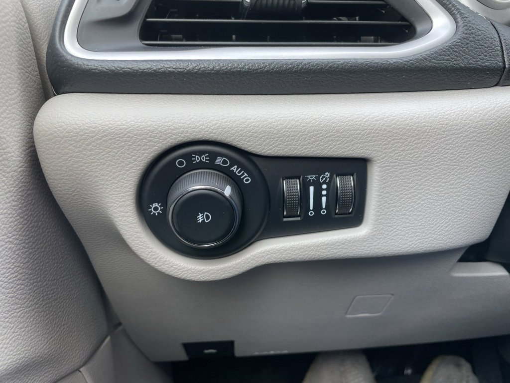 Used 2024 Chrysler Pacifica Select image 48