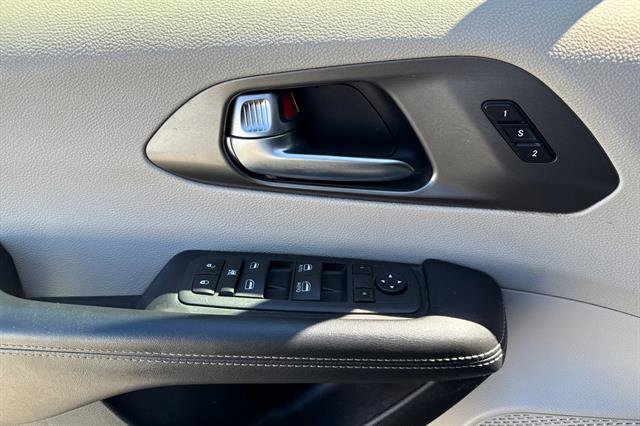 Used 2023 Chrysler Pacifica Touring-L image 10