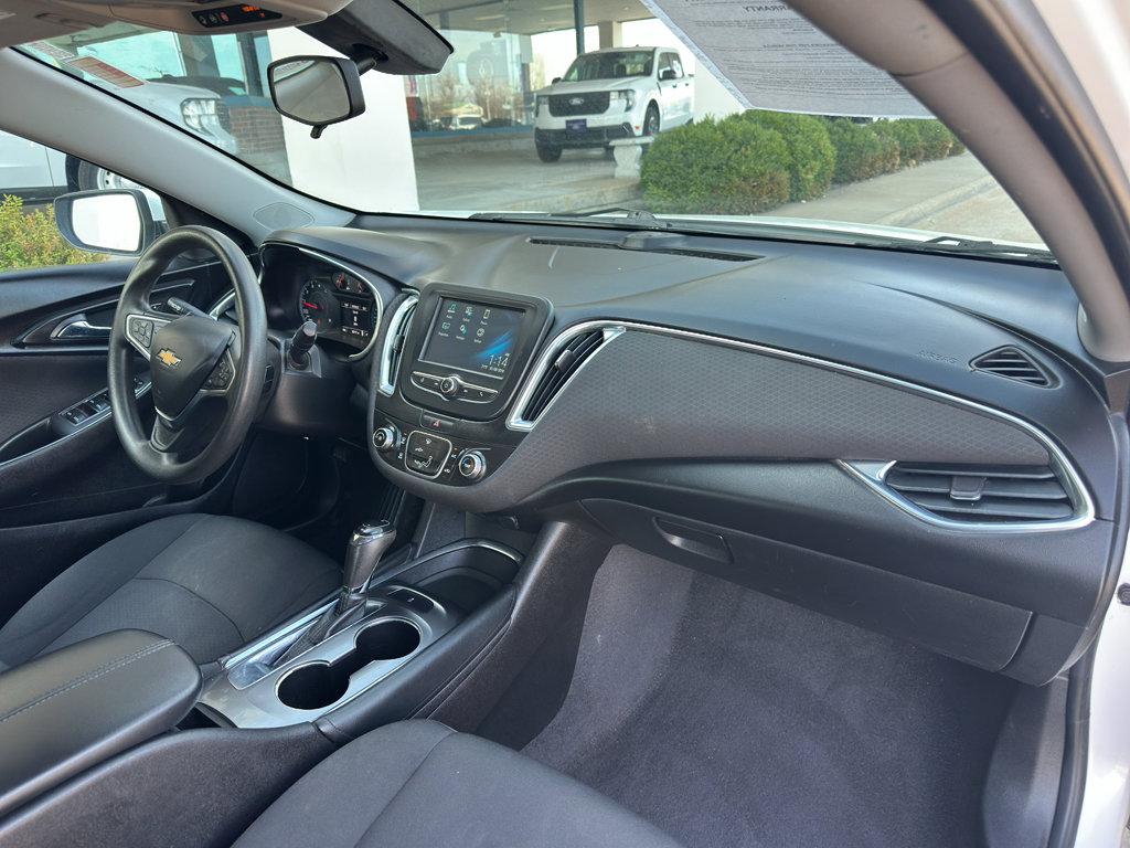 Used 2018 Chevrolet Malibu LT FWD image 25