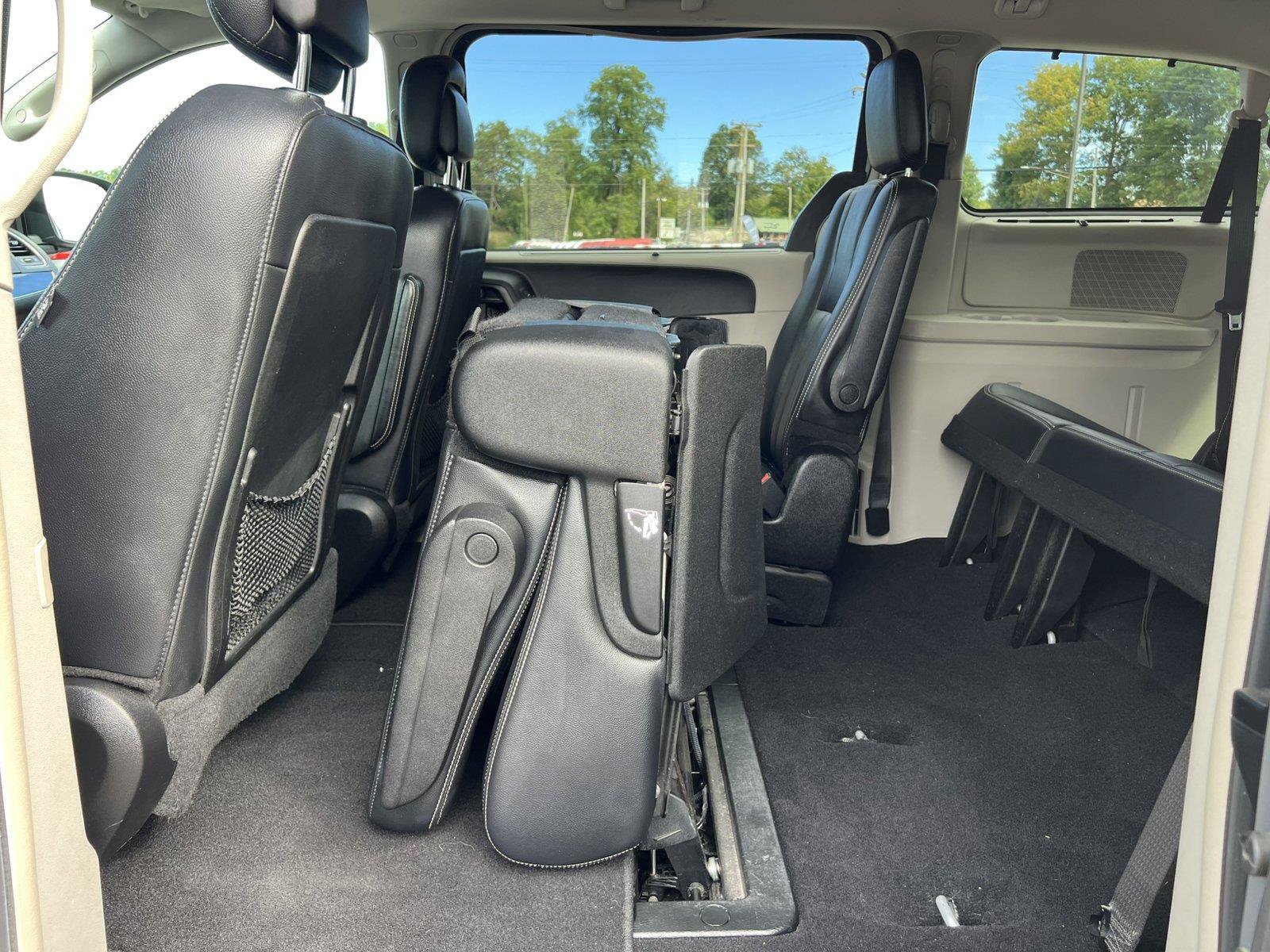 Used 2014 Chrysler Town & Country Touring-L w/ Driver Convenience Group FWD image 5