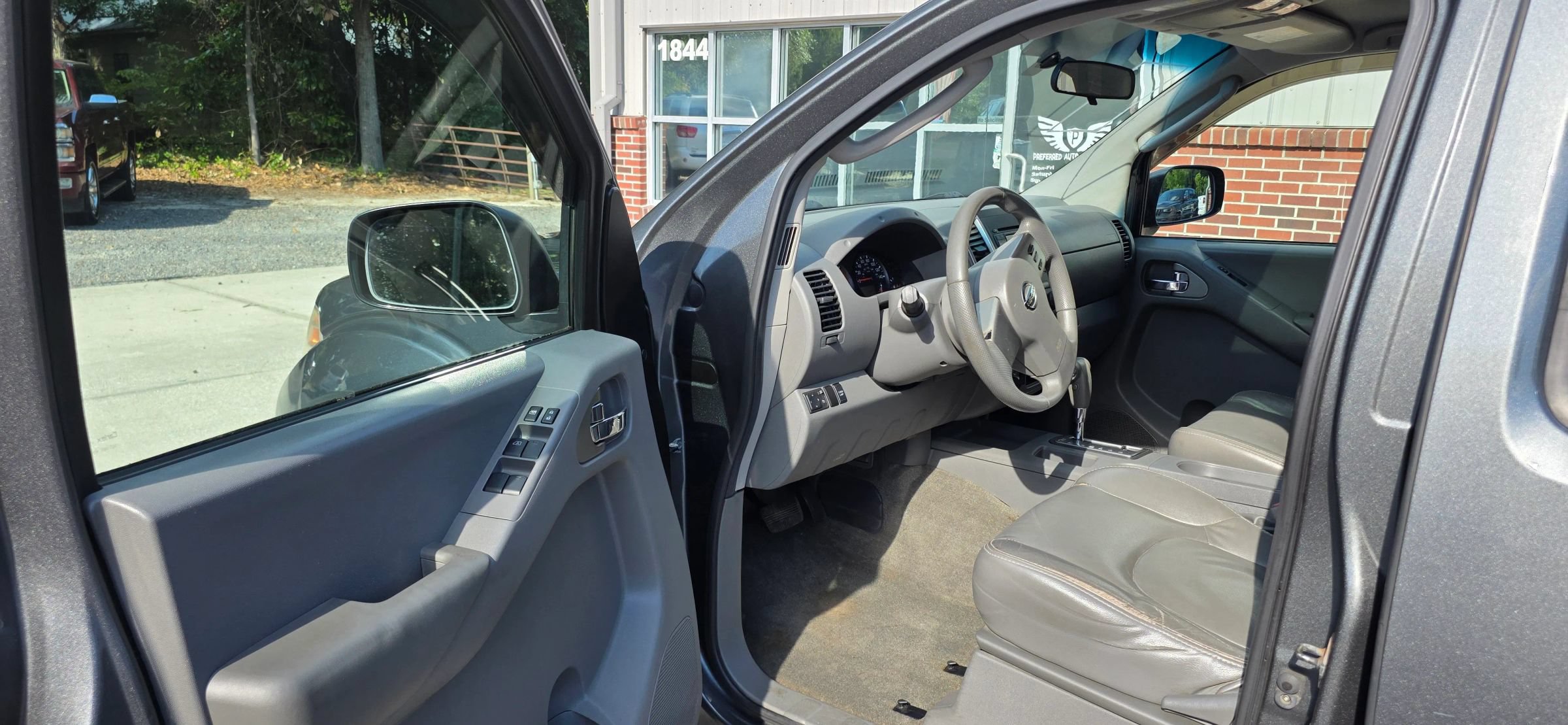 Used 2009 Nissan Frontier SE w/ SE Value Truck Pkg AWD/4WD image 10