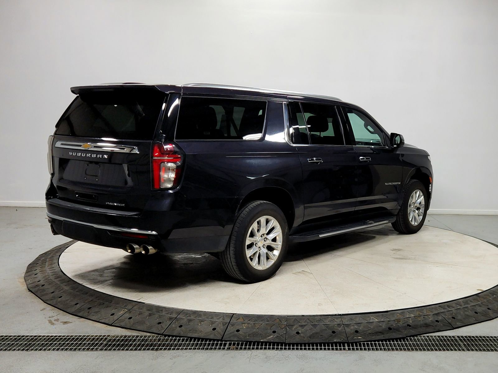 Used 2023 Chevrolet Suburban Premier image 7