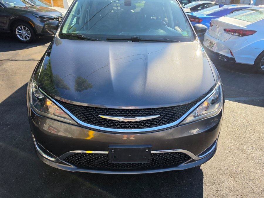 Used 2017 Chrysler Pacifica Touring-L FWD image 6
