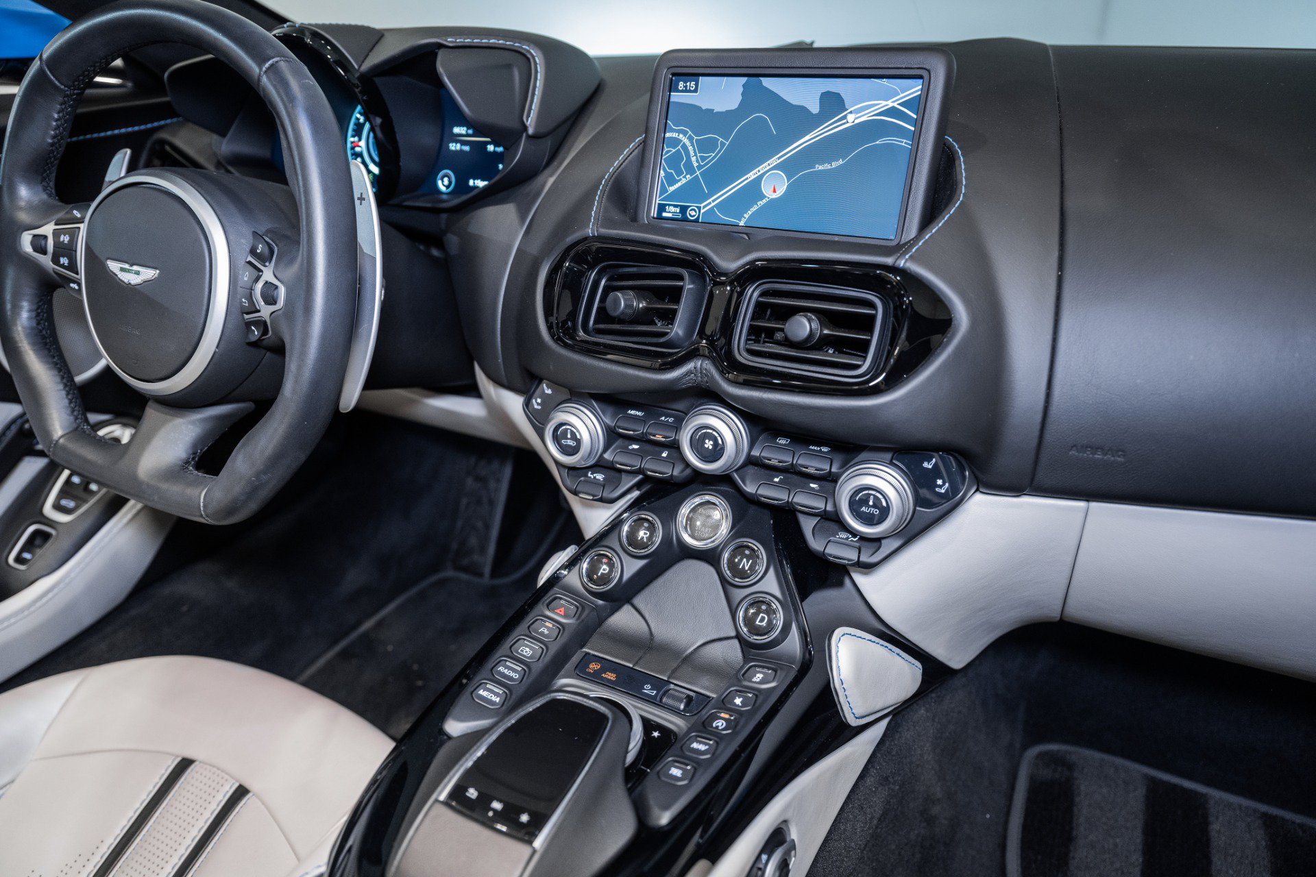 Used 2021 Aston Martin V8 Vantage Roadster RWD image 22