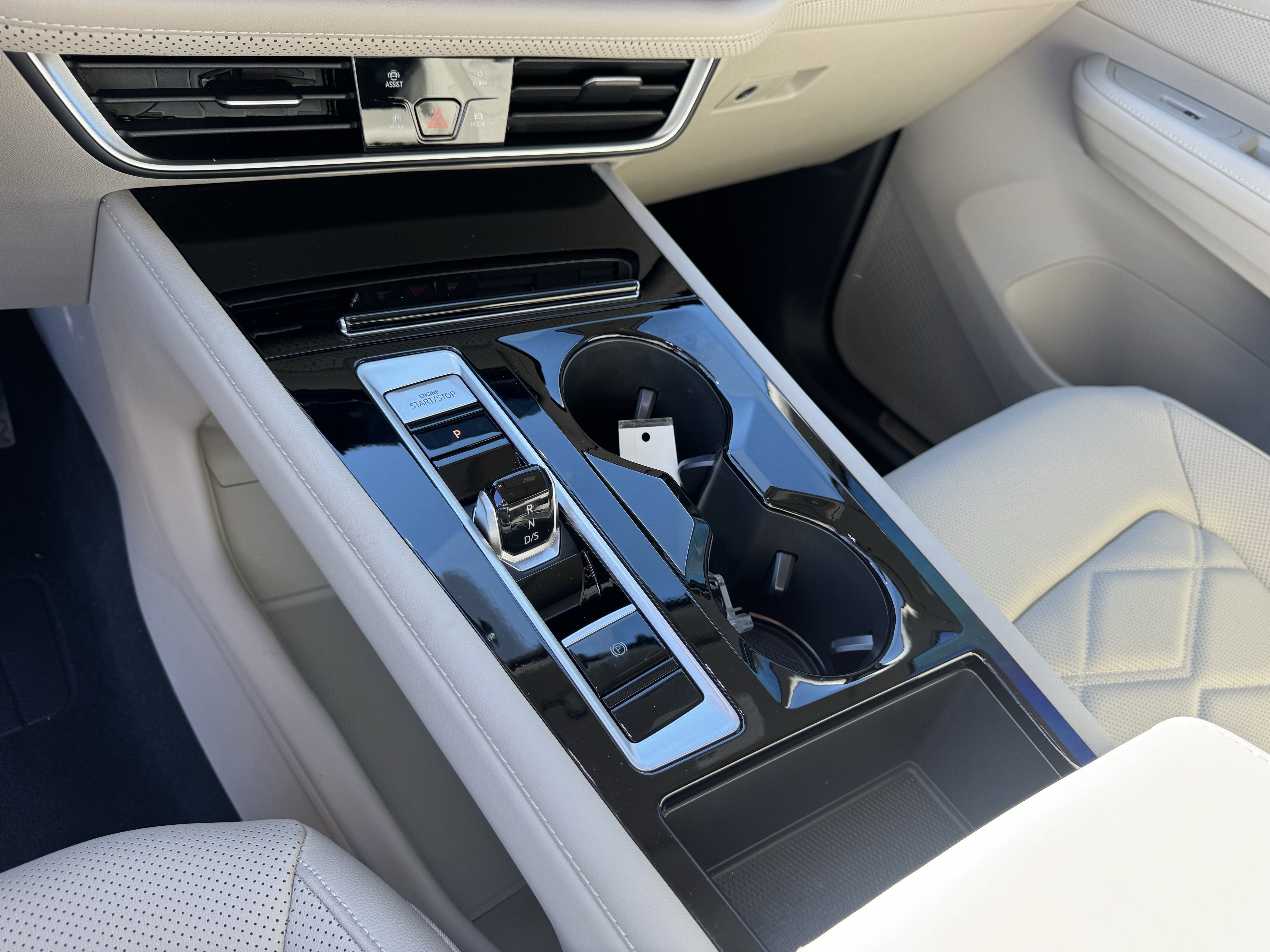 Used 2025 Volkswagen Atlas SE image 30