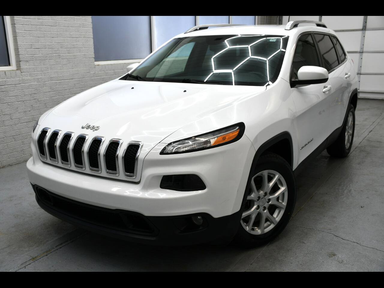 Used 2018 Jeep Cherokee Latitude Plus w/ Comfort/Convenience Group image 1