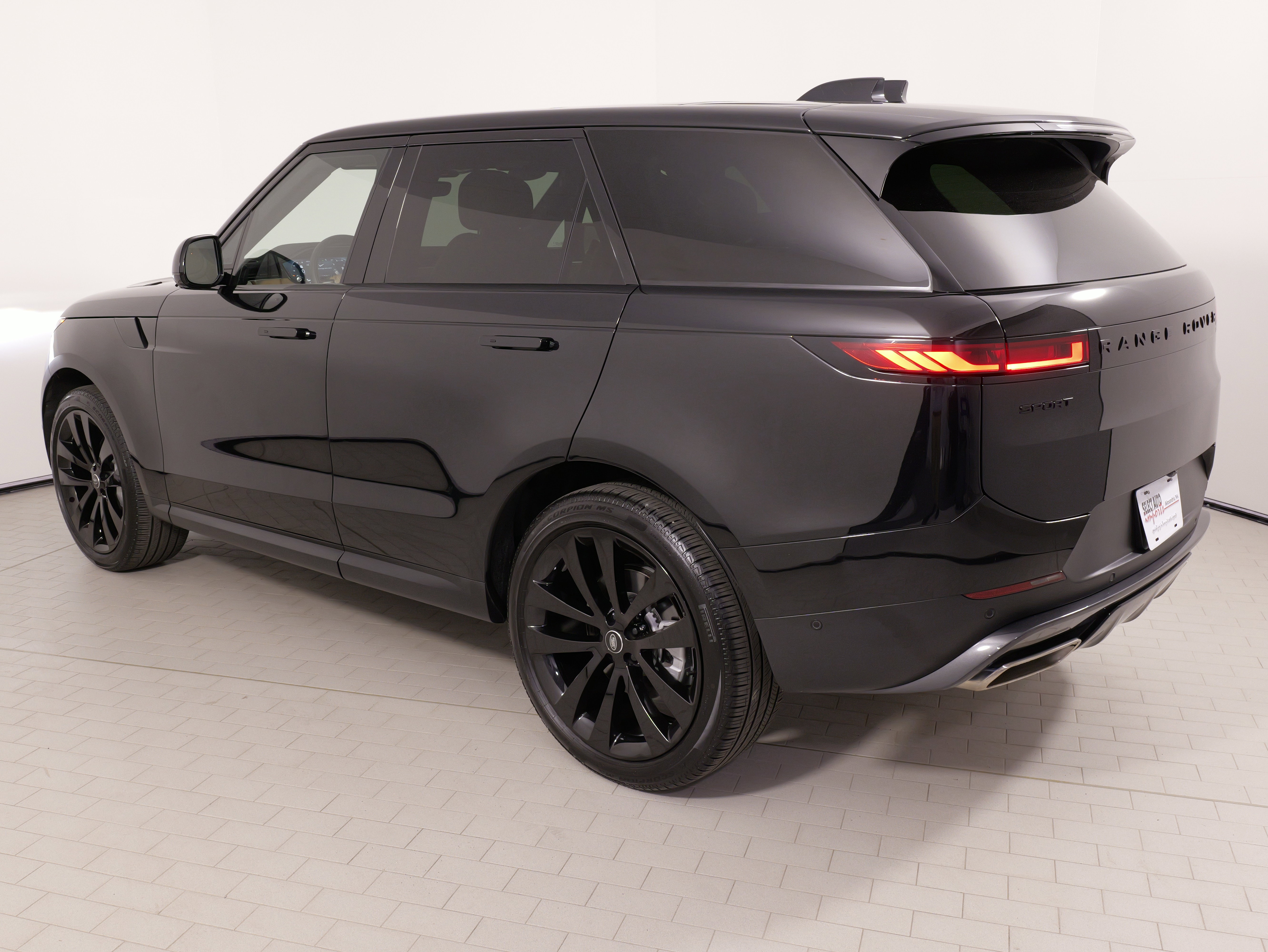 Used 2025 Land Rover Range Rover Sport SE image 13
