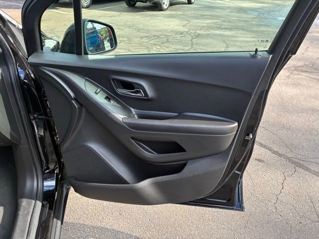 Used 2021 Chevrolet Trax LT w/ Driver Confidence Package AWD/4WD image 19