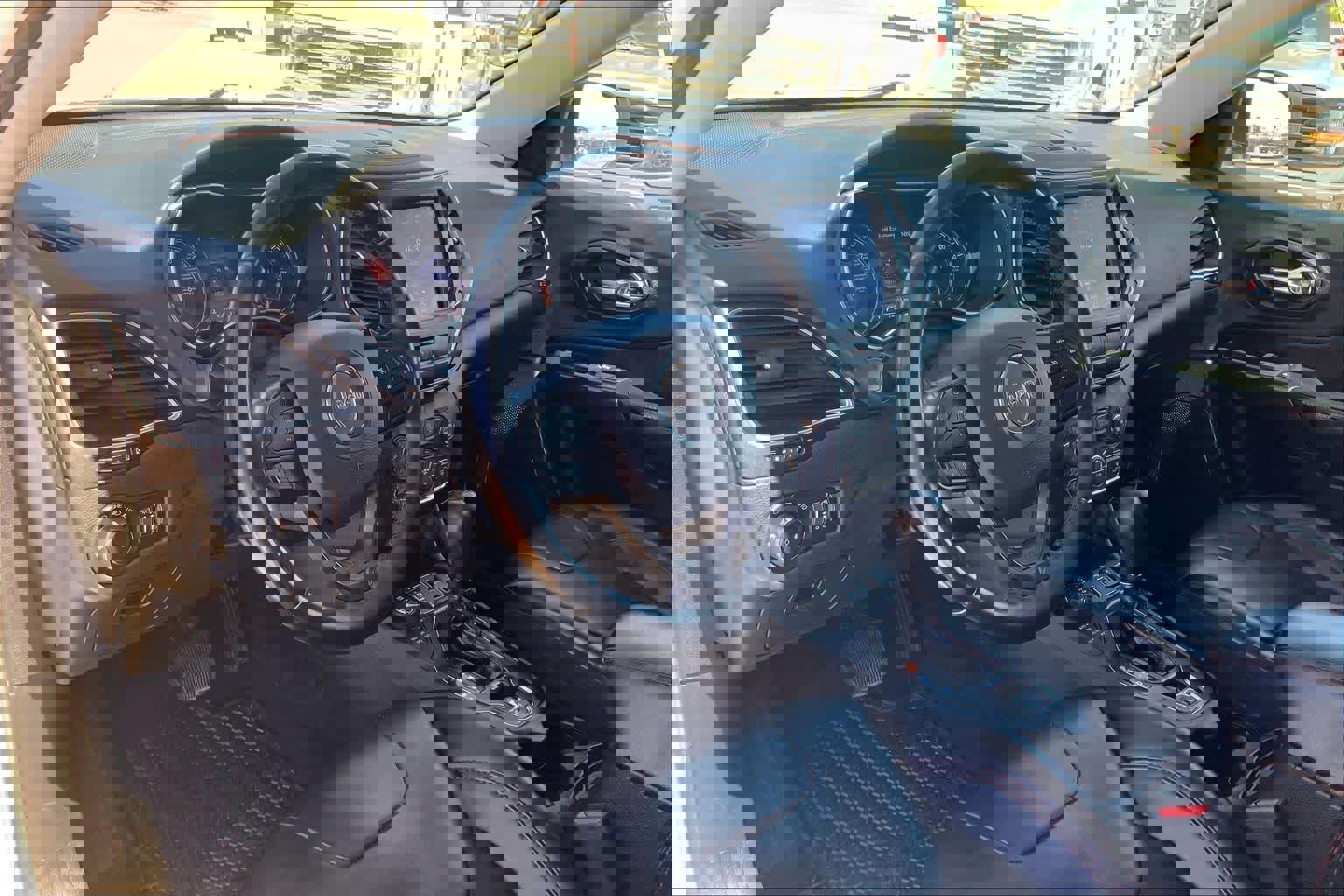 Used 2020 Jeep Cherokee Trailhawk AWD/4WD image 18