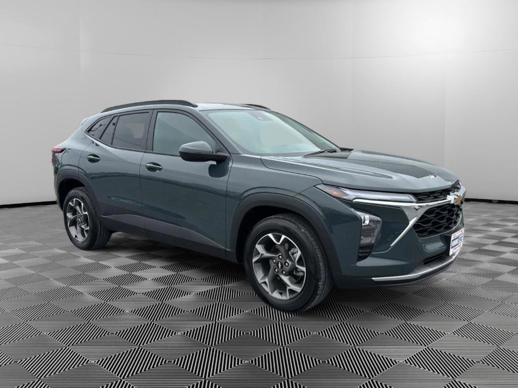 Used 2025 Chevrolet Trax LT w/ Sunroof Package image 2