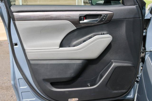 Used 2021 Toyota Highlander Limited image 11
