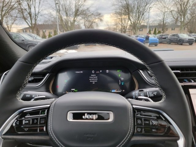 Used 2023 Jeep Grand Cherokee Overland w/ Luxury Tech Group IV AWD/4WD image 23
