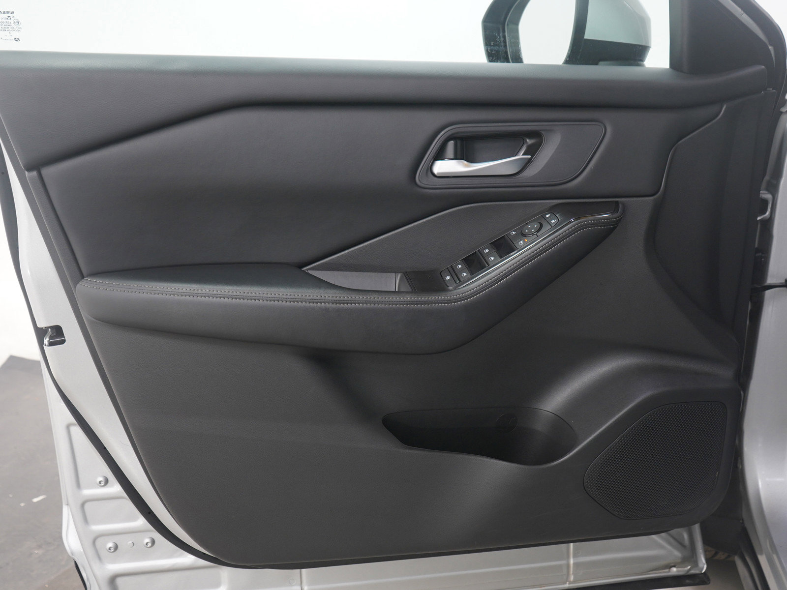 Used 2025 Nissan Rogue SV image 22