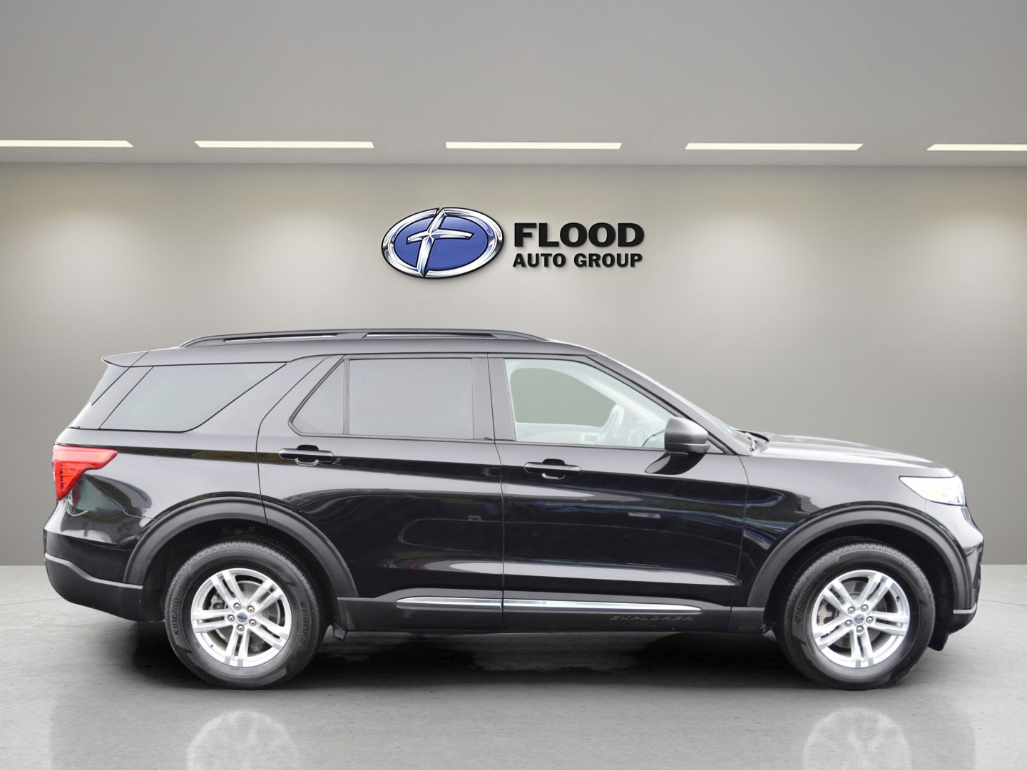 Used 2020 Ford Explorer XLT w/ Equipment Group 202A image 3
