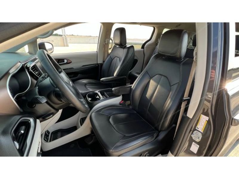 Used 2020 Chrysler Voyager Lxi image 27