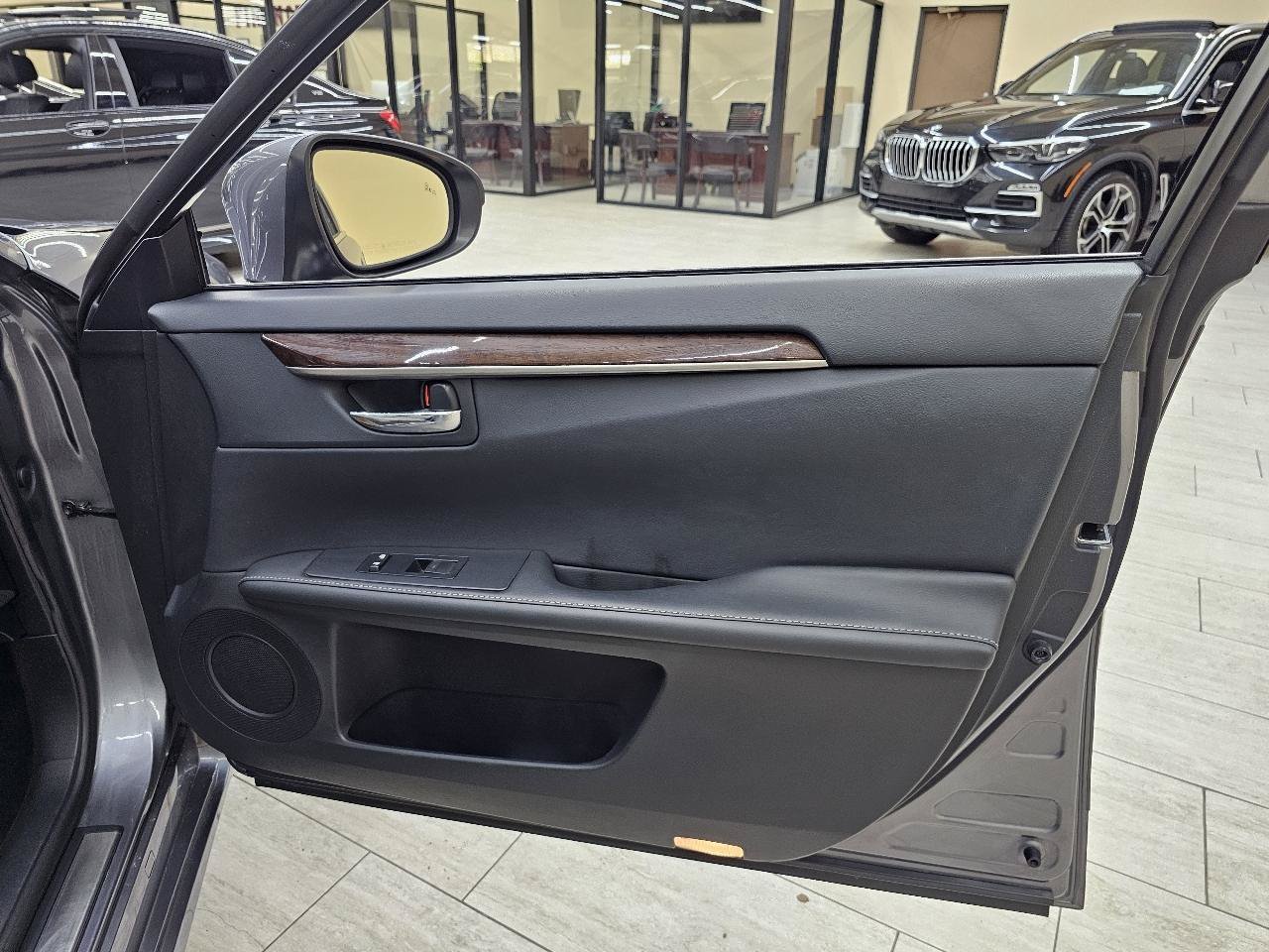 Used 2015 Lexus ES 350 w/ Luxury Package FWD image 39