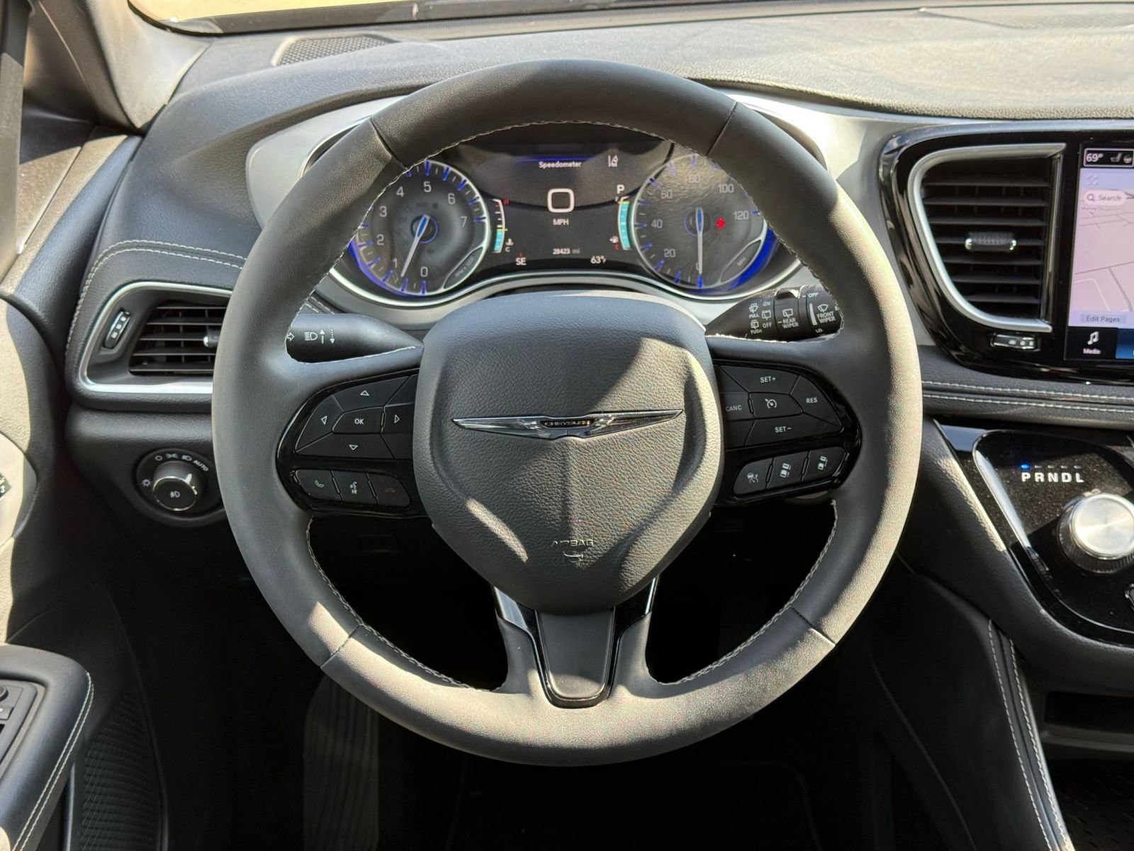 Used 2025 Chrysler Pacifica Limited image 31