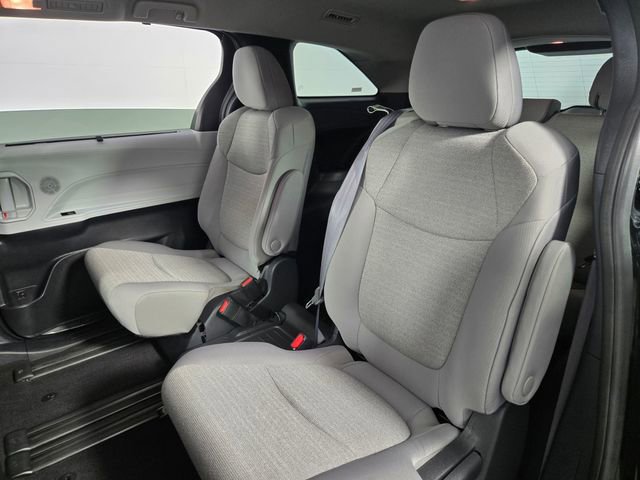 Used 2025 Toyota Sienna LE image 35