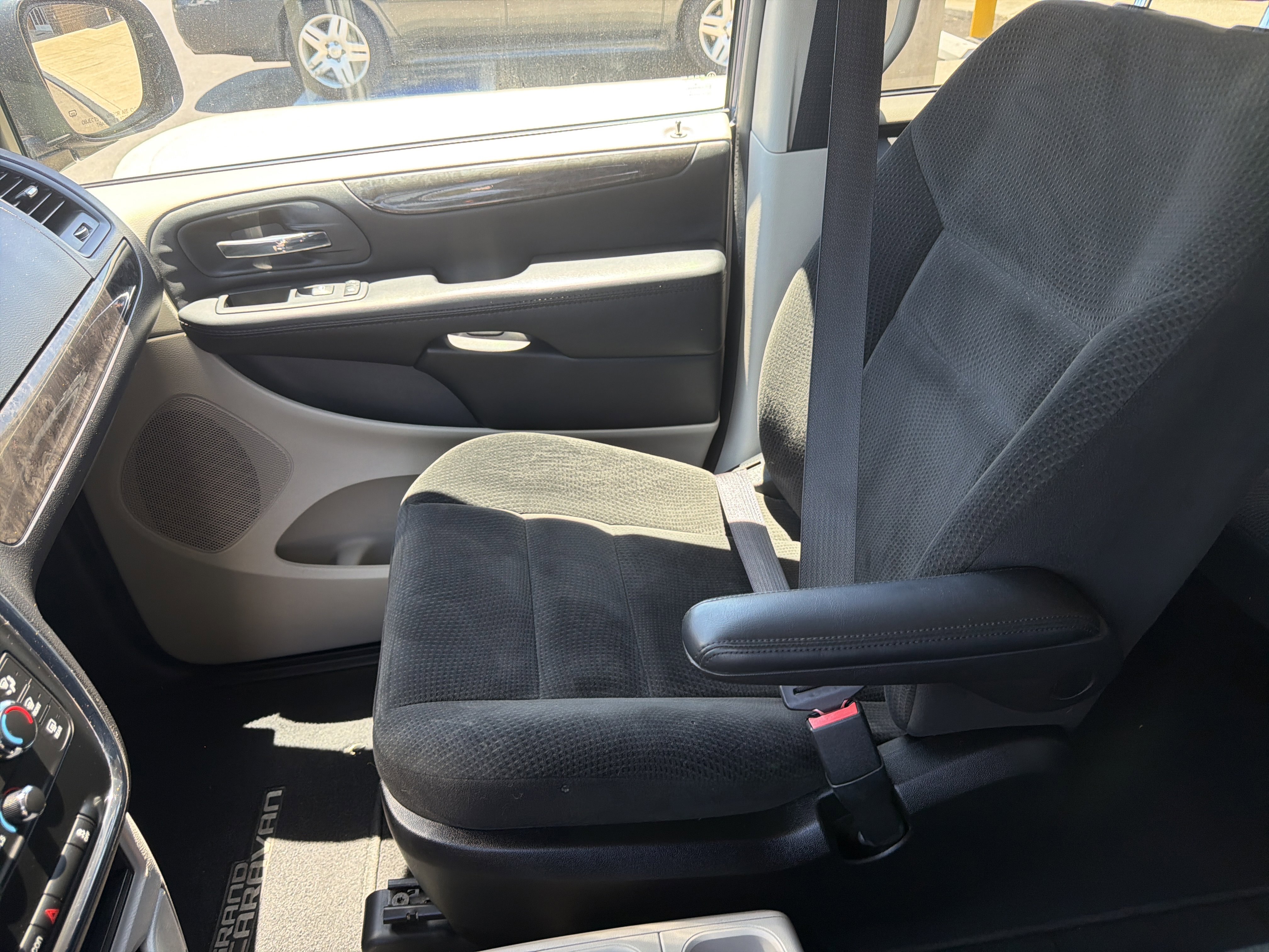 Used 2016 Dodge Grand Caravan SE w/ Quick Order Package 29E SE FWD image 40