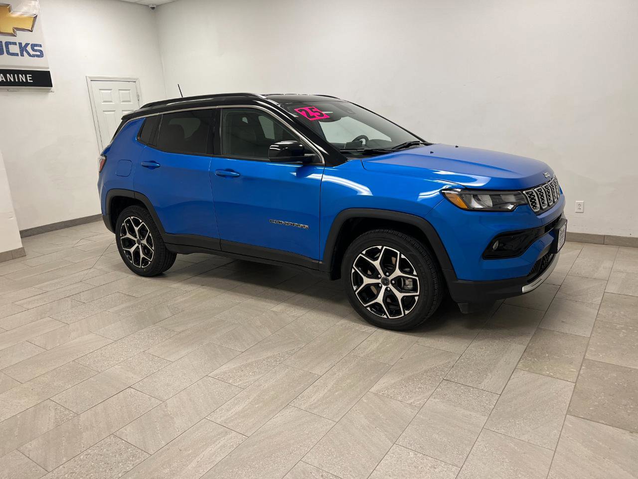 Used 2025 Jeep Compass Limited AWD/4WD image 5
