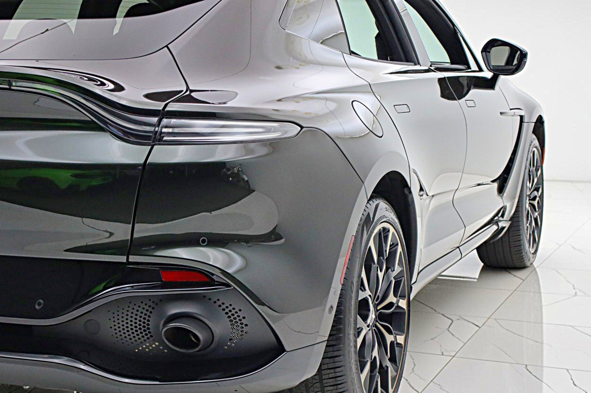 Used 2021 Aston Martin DBX AWD/4WD image 11