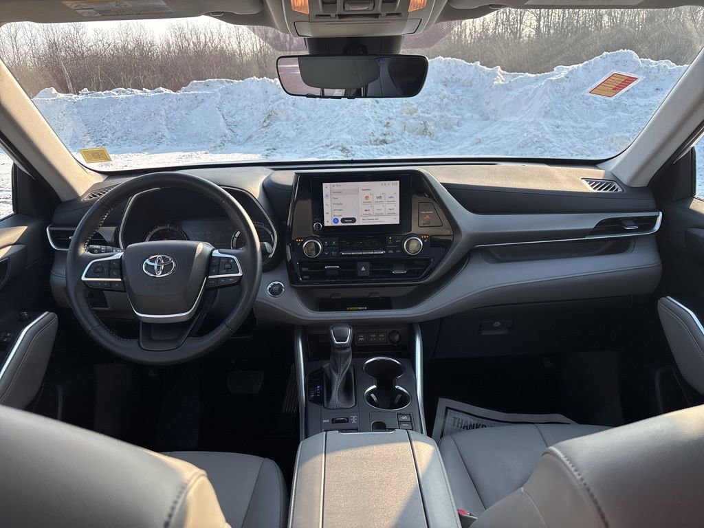 Used 2023 Toyota Highlander XLE image 11