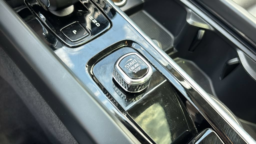 Certified 2025 Volvo XC60 B5 Plus AWD/4WD image 14