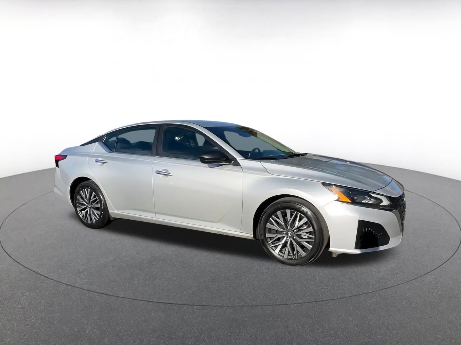 Used 2024 Nissan Altima 2.5 SV image 2