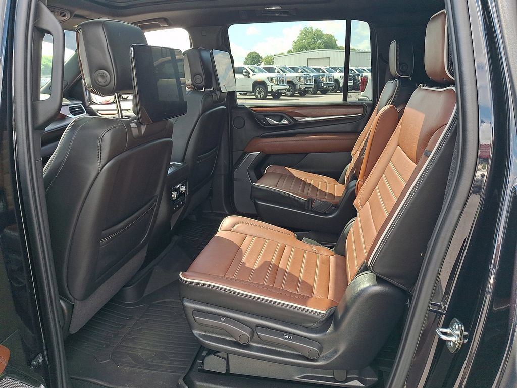 Used 2023 GMC Yukon XL Denali Ultimate AWD/4WD image 10