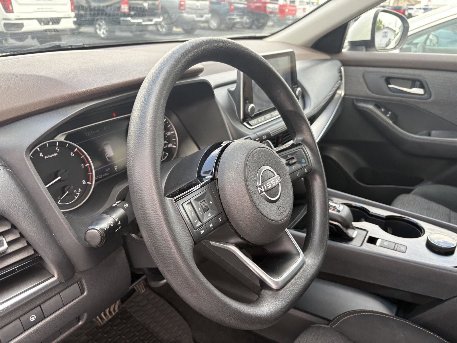 Used 2022 Nissan Rogue SV AWD/4WD image 6