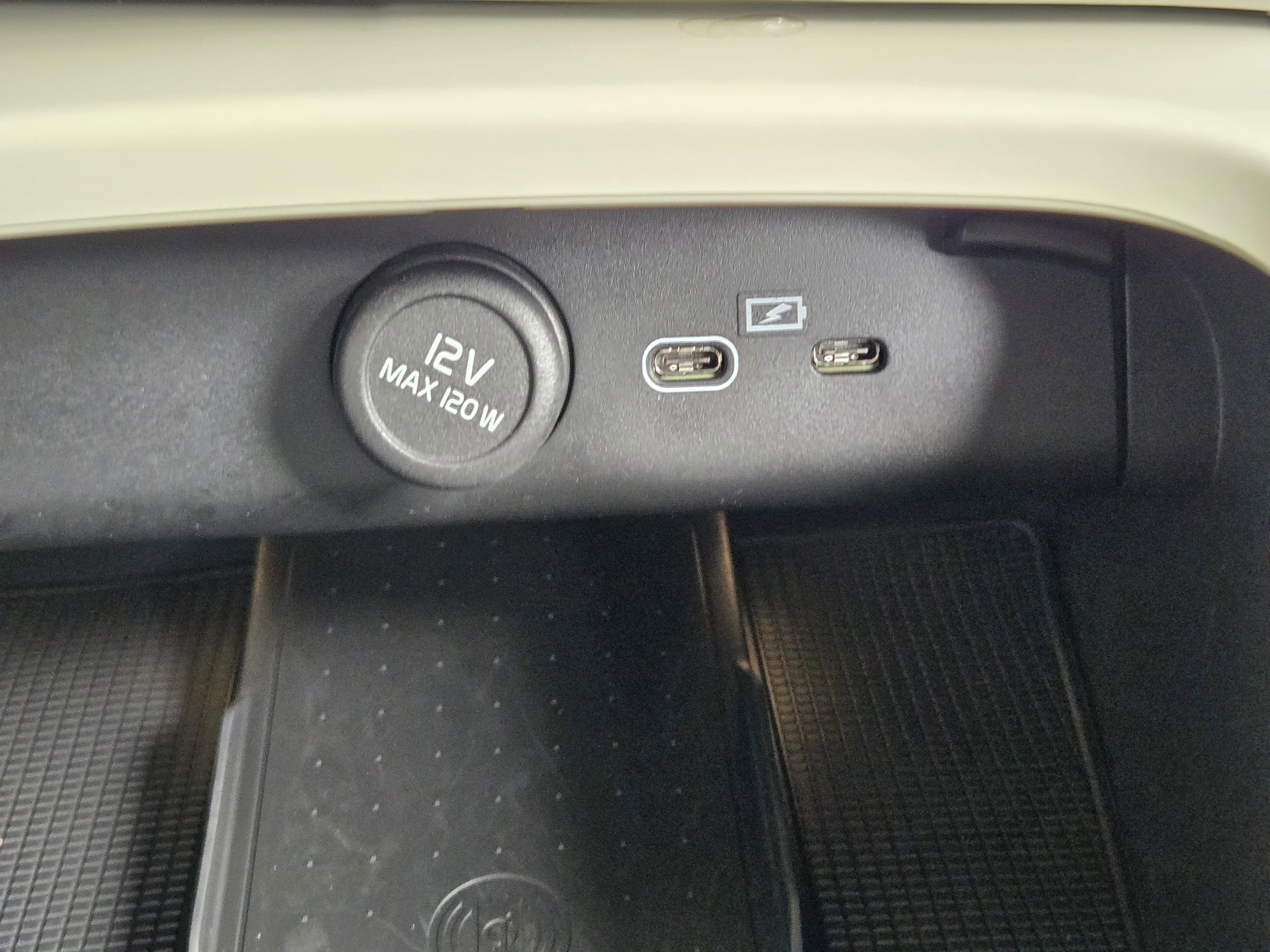 Used 2025 Volvo XC40 B5 Plus w/ Protection Package Premier image 27