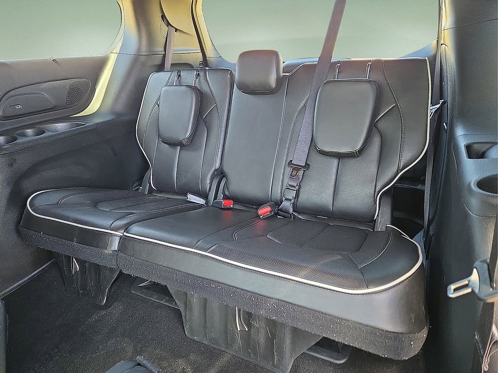 Used 2025 Chrysler Pacifica Limited image 16
